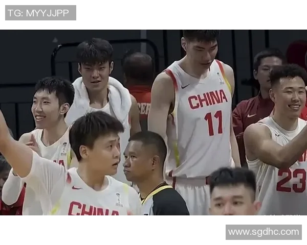 篮球明星喜悦动作展现胜利时刻的激情与团队精神